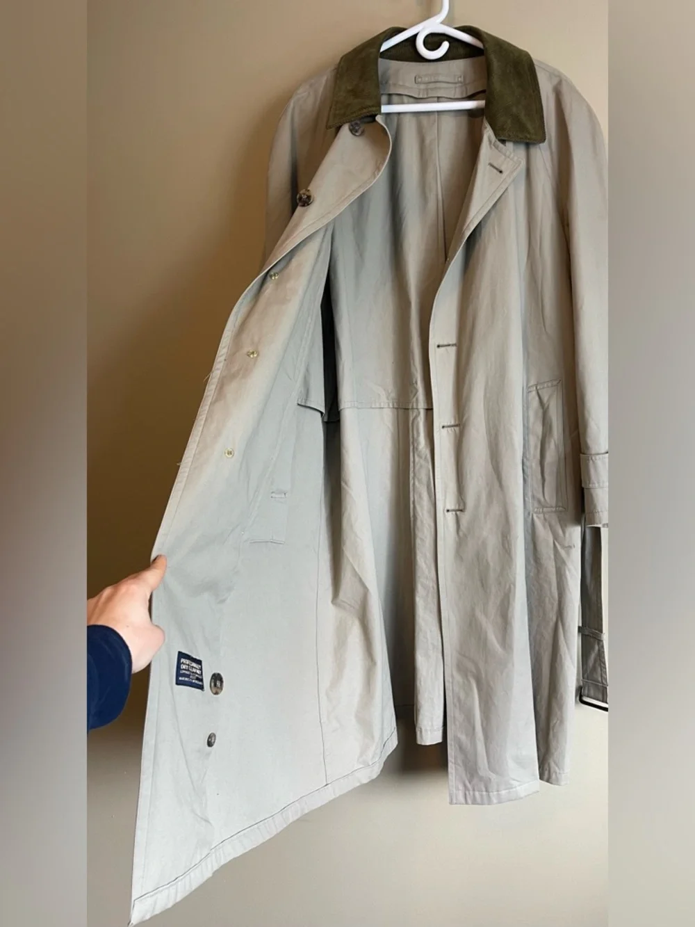 Classic Beige Trench Coat with Contrast Collar - Picture 2 of 11